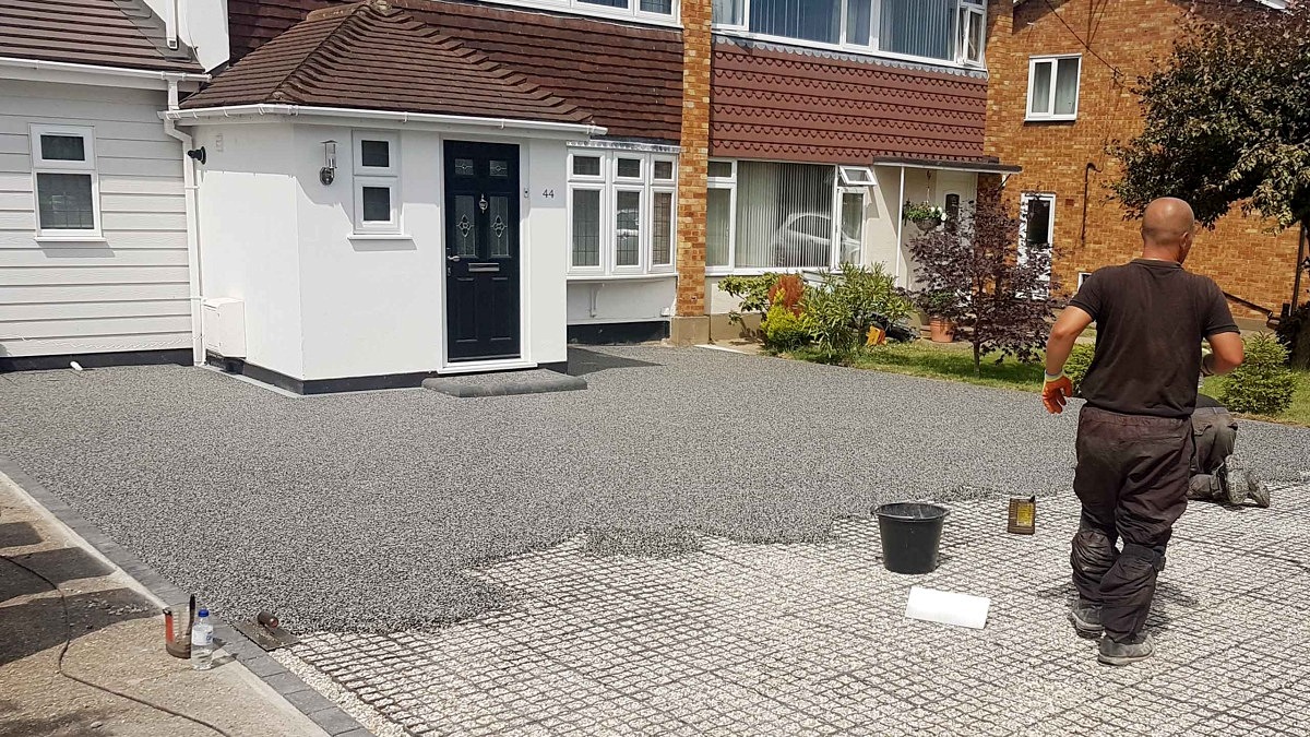 Applying resin bound stone over an EcoGrid permeable paving system to create a durable residential driveway