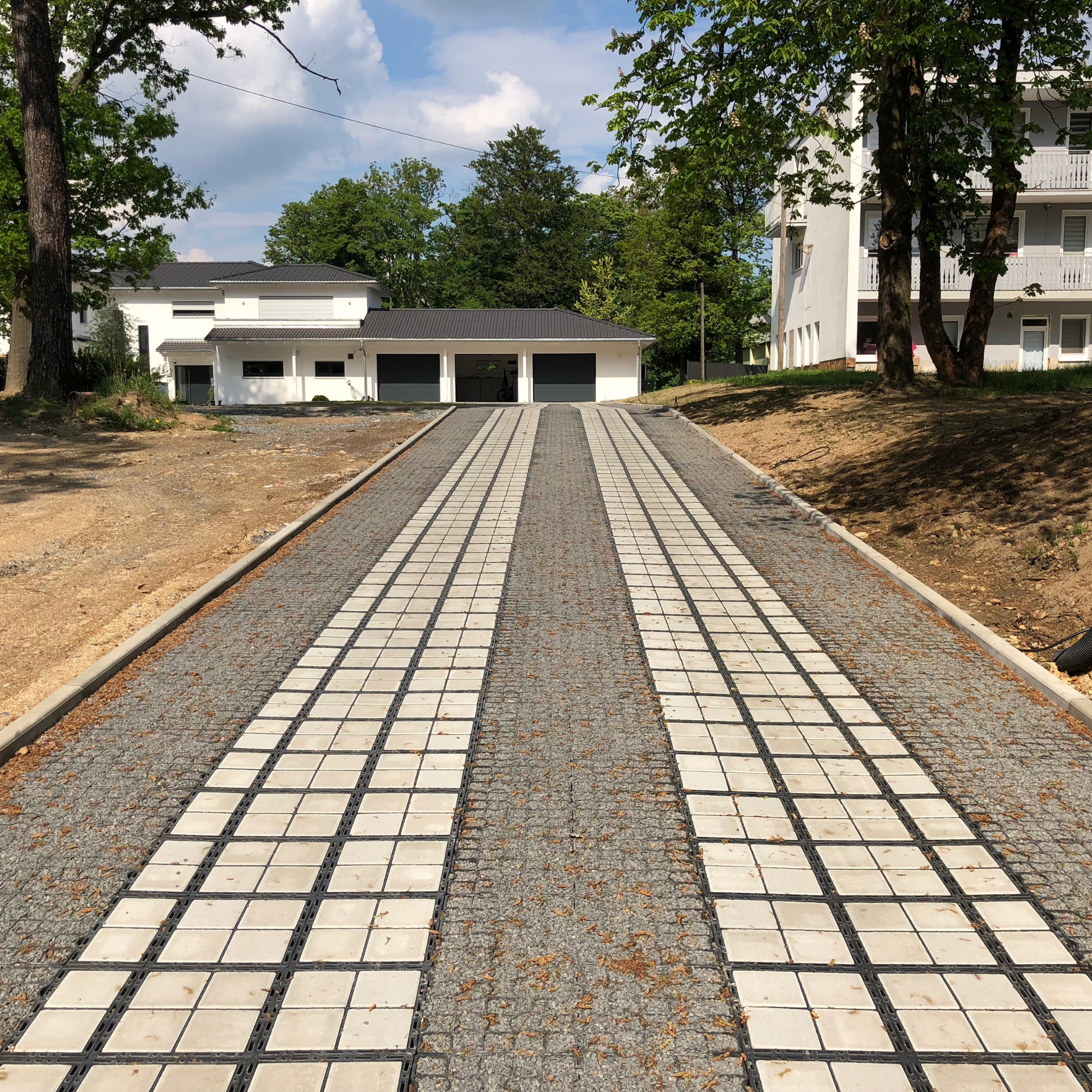 Permeable residential driveway using EcoGrid grids with EcoGrid Bloxx